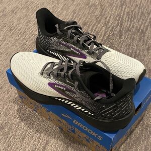 New in box brooks launch running sneakers. Size 7.